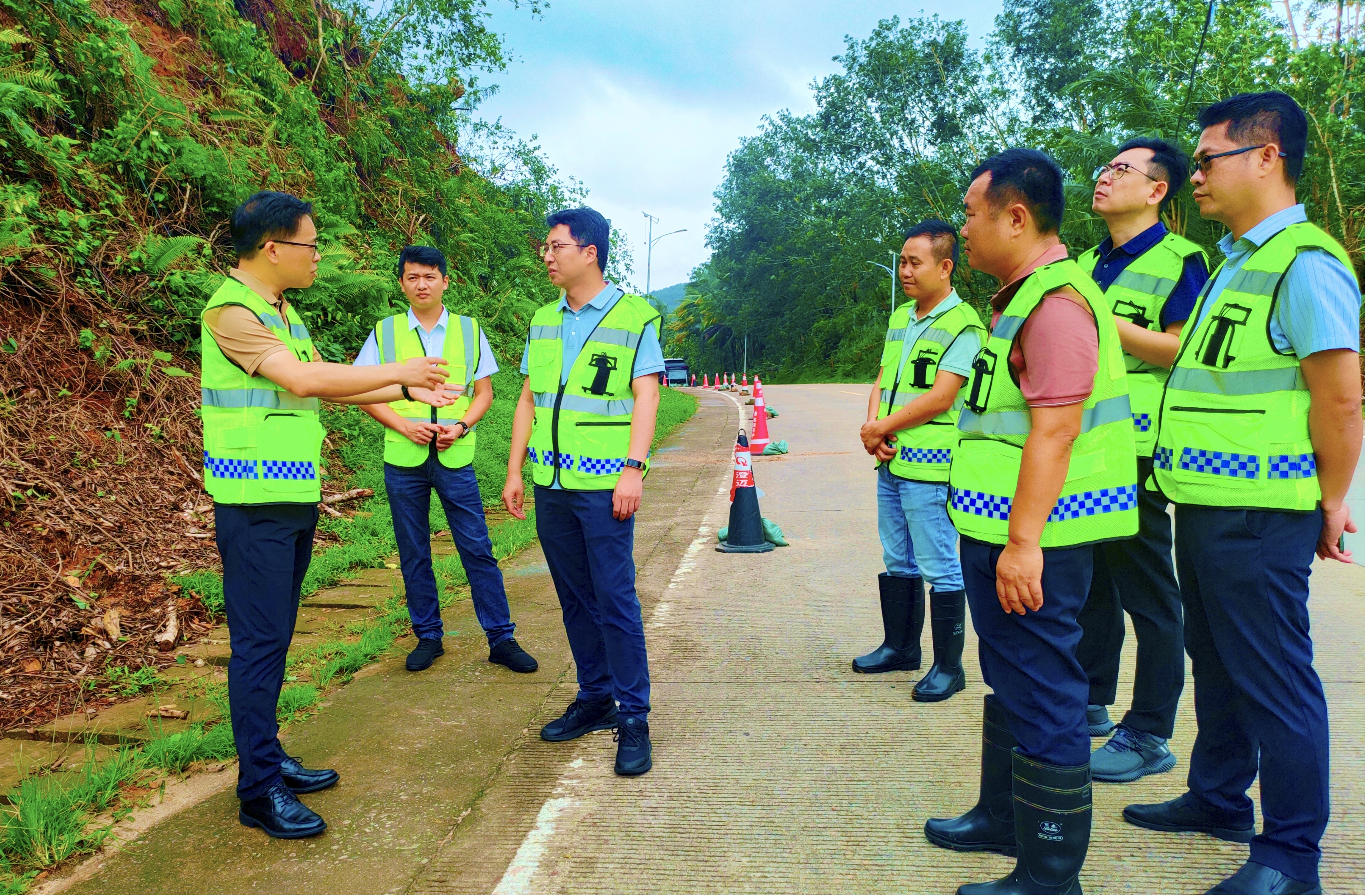 海南交投党委书记、董事长陈泰锋赴jxf吉祥坊养护公司万宁分公司调研指导台风“剑鱼”灾后恢复重修事情
